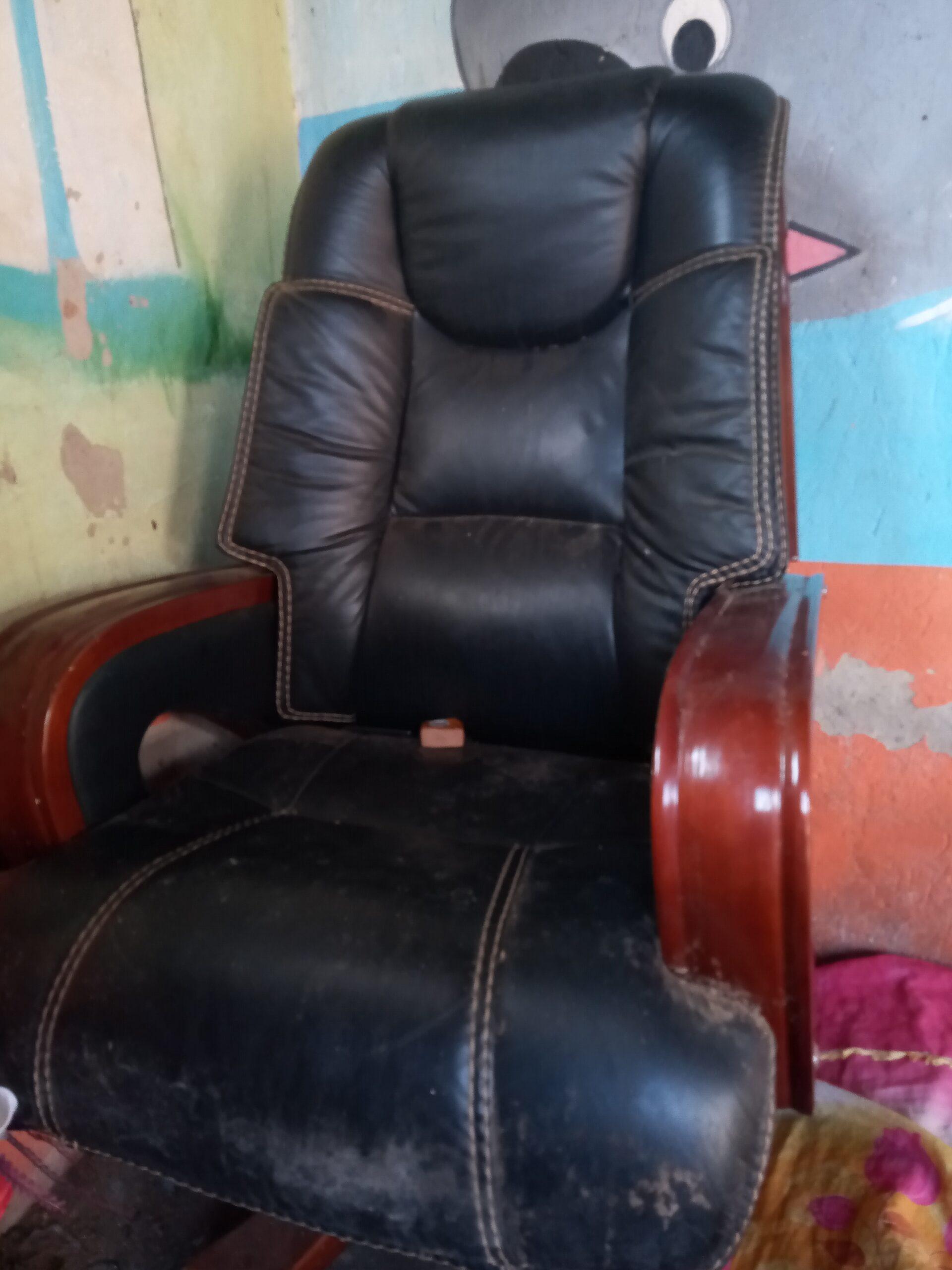 Used office chair for sale 350,000/= – Price negotiable